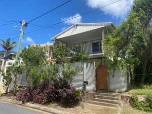 Jefferson Lane – Beachside Four Bedroom Two-Storey Unit!