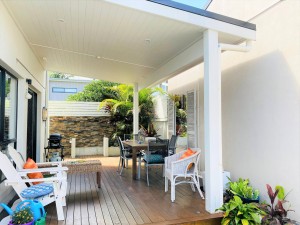 Partly Furnished Beach Style Villa in Burleigh – Walk to Beach & Cafés