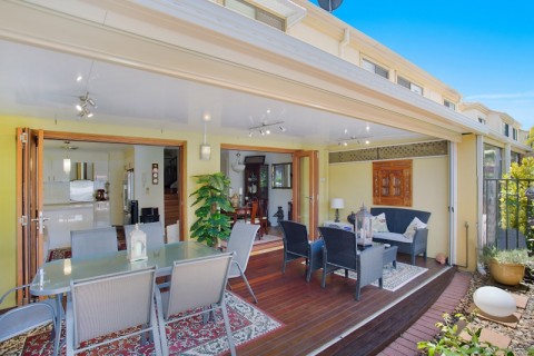 Elegant and immaculate Town House with Golf Course lifestyle